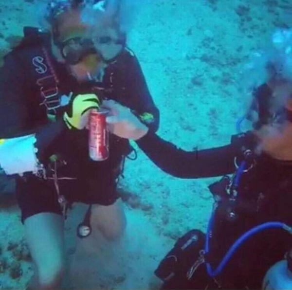 赵丽颖探监吴签?成毅耍大牌?贾玲抄袭惯犯?baby逼热巴下跪擦鞋?檀健次王楚然互相甩锅?